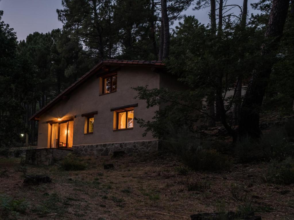 Casa iluminada de noche